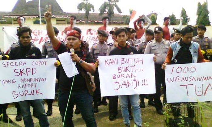 Demo ke Kantor Pemkab, Mahasurya: 99 Hari Kerja Bupati Sumenep Gagal