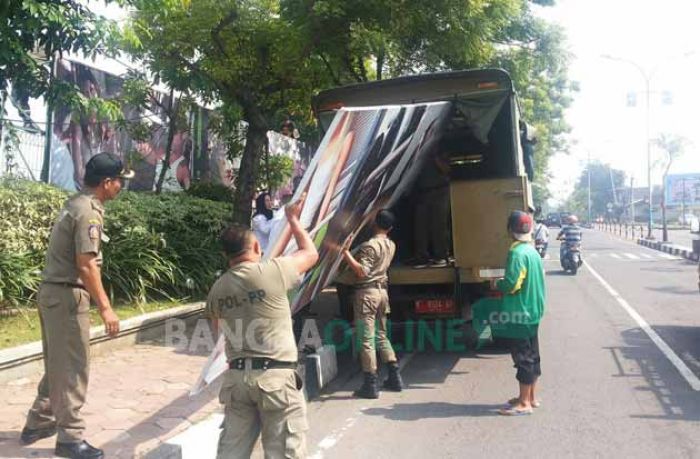 Dianggap Melanggar, Bupati Sambari Turunkan Reklame Gunawangsa Dianggap Melanggar, Bupati Sambari Turunkan Reklame Gunawangsa