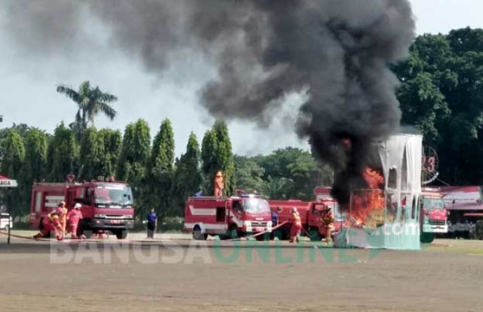 Peringati HUT, Satpol PP, Linmas dan Damkar Tampilkan Simulasi Tanggap Darurat Bencana Peringati HUT, Satpol PP, Linmas dan Damkar Tampilkan Simulasi Tanggap Darurat Bencana