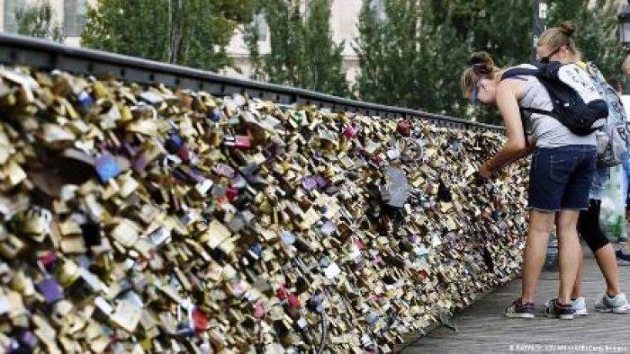 Gembok Cinta mulai Runtuhkan Pagar Jembatan di Paris Gembok Cinta mulai Runtuhkan Pagar Jembatan di Paris