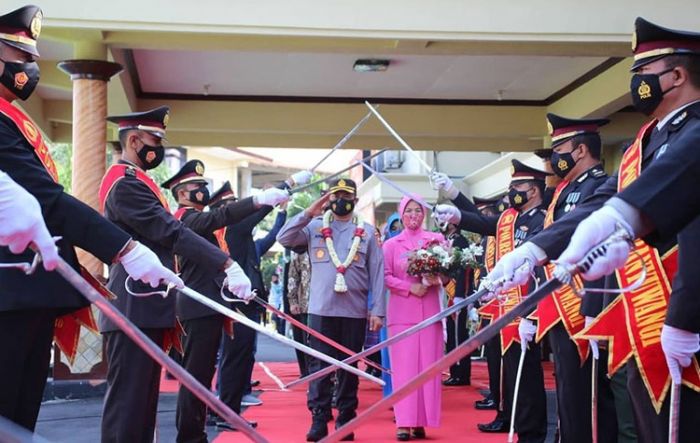 Pucuk Pimpinan Berganti, Prosesi Pedang Pora Warnai Pelepasan Mantan Kapolresta Banyuwangi Pucuk Pimpinan Berganti, Prosesi Pedang Pora Warnai Pelepasan Mantan Kapolresta Banyuwangi