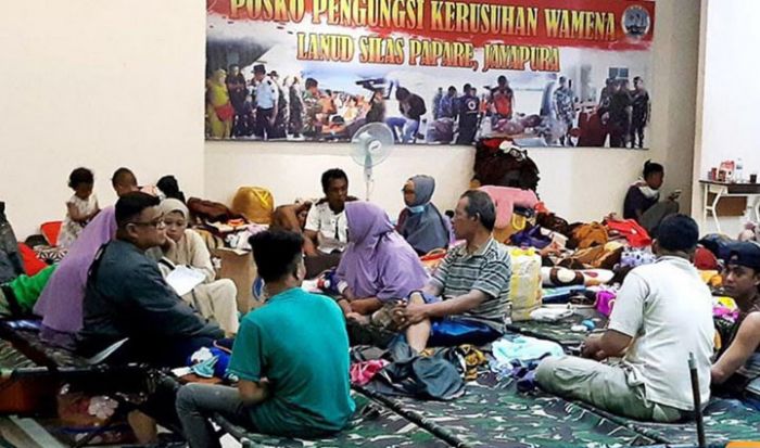Puluhan Warga Pamekasan Terdampak Kerusuhan Wamena Masih di Posko Pengungsian Jayapura Puluhan Warga Pamekasan Terdampak Kerusuhan Wamena Masih di Posko Pengungsian Jayapura
