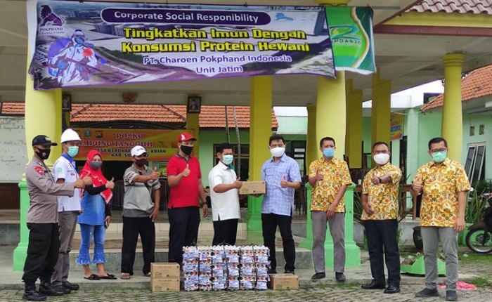 Tingkatkan Imun Masyarakat, Polsek Krian dan PT Charoen Pokphand Indonesia Bagi-Bagi Sembako Gratis