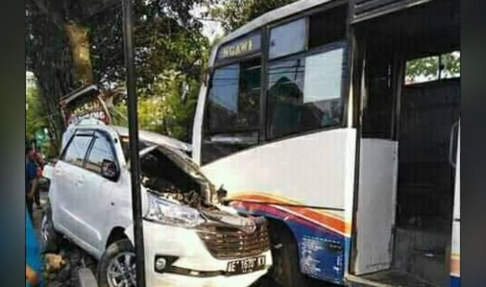Bus Gunung Mas Seruduk Mobil Parkir di Ngawi Bus Gunung Mas Seruduk Mobil Parkir di Ngawi