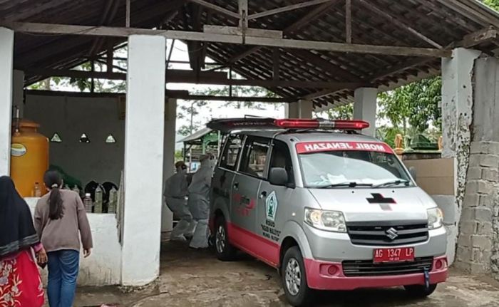 Meninggal di Dalam Mobil Karena Tak Dapat Rumah Sakit, Jenazah Pria Ini Juga Sempat Ditolak Warga Meninggal di Dalam Mobil Karena Tak Dapat Rumah Sakit, Jenazah Pria Ini Juga Sempat Ditolak Warga