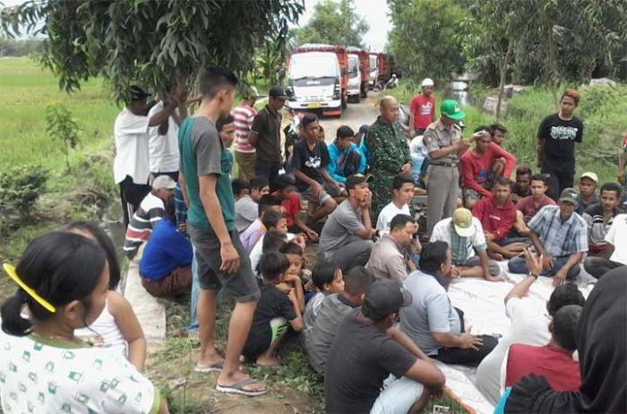 Rusak Akibat Dilewati Truk Tambang, Puluhan Warga Desa Penataan Pasuruan Tutup Jalan