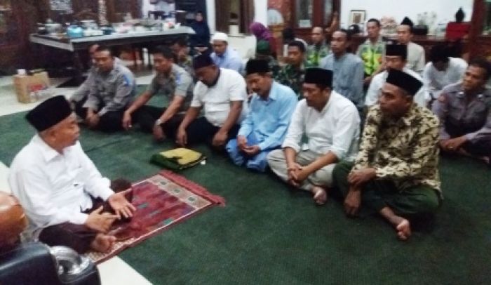 Di Depan Jajaran Polsek-Koramil, Kiai Asep Sampaikan Lima Waktu Ijabah dan Bingkisan Lebaran Di Depan Jajaran Polsek-Koramil, Kiai Asep Sampaikan Lima Waktu Ijabah dan Bingkisan Lebaran