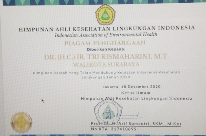 Serius Tangani Covid-19, Wali Kota Risma Terima Penghargaan dari HAKLI Serius Tangani Covid-19, Wali Kota Risma Terima Penghargaan dari HAKLI
