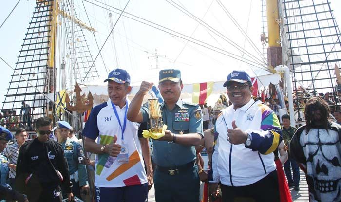 KRI Dewaruci Bawa Obor Asian Games XVIII ke Makassar Sulsel KRI Dewaruci Bawa Obor Asian Games XVIII ke Makassar Sulsel