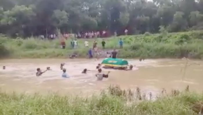 ​Viral, Jenazah Diseberangkan ke Sungai dengan Ban Bekas