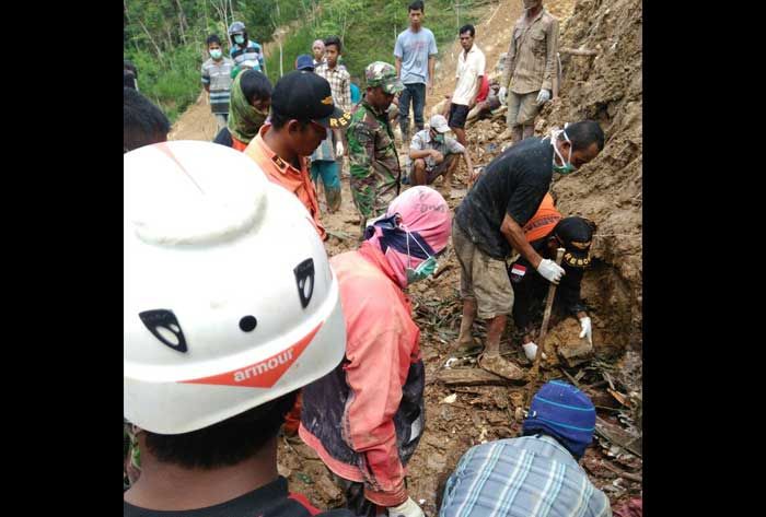 Pasutri Korban Tewas dalam Musibah Longsor di Pacitan Ditemukan Tim SAR Gabungan Pasutri Korban Tewas dalam Musibah Longsor di Pacitan Ditemukan Tim SAR Gabungan