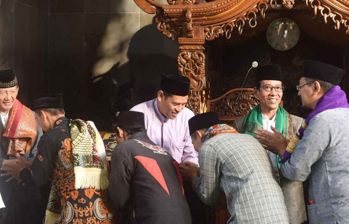 Bersama Keluarga, Wali Kota Kediri Sholat Idul Fitri di Masjid Agung Bersama Keluarga, Wali Kota Kediri Sholat Idul Fitri di Masjid Agung