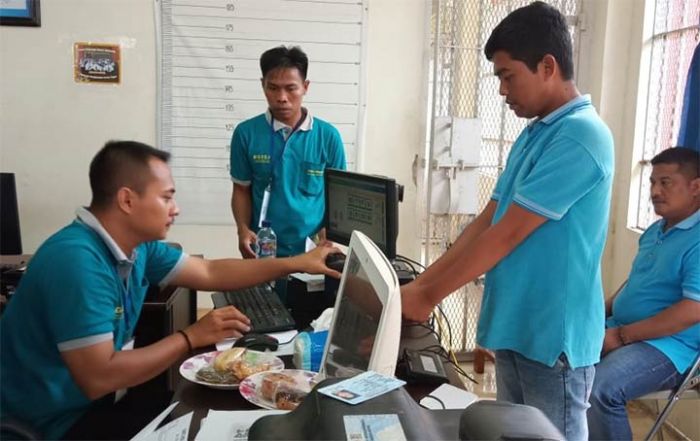 Dispendukcapil dan KPU Jemput Bola Perekaman e-KTP di Lapas Kelas II A Pamekasan Dispendukcapil dan KPU Jemput Bola Perekaman e-KTP di Lapas Kelas II A Pamekasan