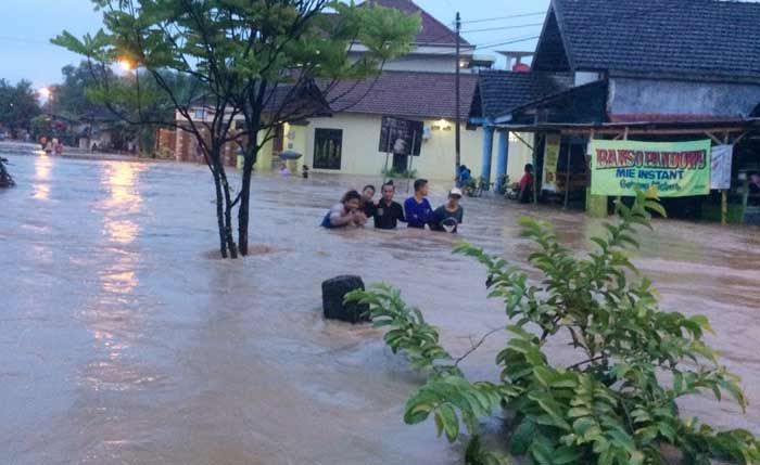 Banjir Rendam Ribuan Rumah di Jombang Banjir Rendam Ribuan Rumah di Jombang