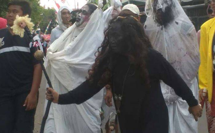 Puluhan Hantu Berkeliaran di Magersari Siang Bolong Puluhan Hantu Berkeliaran di Magersari Siang Bolong