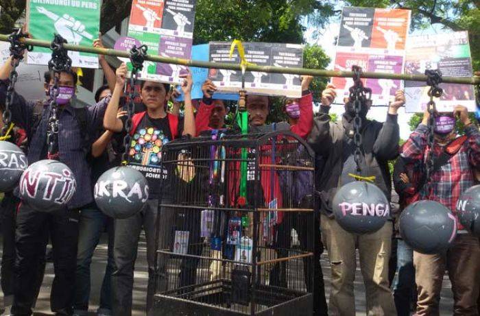 Tuntut Kebebasan Pers, Puluhan Wartawan di Kota Malang Demo Balai Kota Tuntut Kebebasan Pers, Puluhan Wartawan di Kota Malang Demo Balai Kota