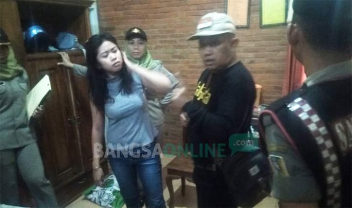 Belasan Pasangan Mesum Diamankan Dalam Razia Kos di Tuban, Ada Kamar yang Isinya 5 Orang Belasan Pasangan Mesum Diamankan Dalam Razia Kos di Tuban, Ada Kamar yang Isinya 5 Orang
