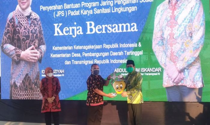 Salurkan JPS Sanitasi Lingkungan di Tuban, Menaker dan Mendes PDTT Beber Program Penanganan Covid-19 Salurkan JPS Sanitasi Lingkungan di Tuban, Menaker dan Mendes PDTT Beber Program Penanganan Covid-19