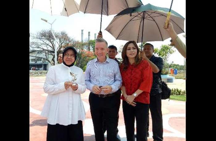 Wali Kota Risma Ajak Wawali Liverpool Keliling Taman Harmoni di Keputih Wali Kota Risma Ajak Wawali Liverpool Keliling Taman Harmoni di Keputih