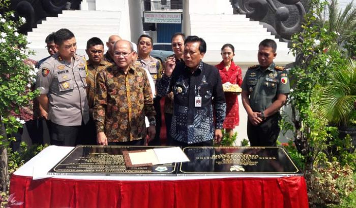 PT. Wilmar Serahkan Hibah Landmark Keris Sumelang Gandring ke Pemkab Gresik