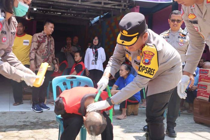 Peringati Hari Lahir Polwan, Kapolres Ngawi Bercengkrama Hingga Potong Kuku Pasien ODGJ Peringati Hari Lahir Polwan, Kapolres Ngawi Bercengkrama Hingga Potong Kuku Pasien ODGJ