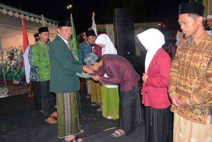 Bupati Tuban Serahkan Hadiah Uang dan Piagam kepada Juara 1 MQK V Bupati Tuban Serahkan Hadiah Uang dan Piagam kepada Juara 1 MQK V