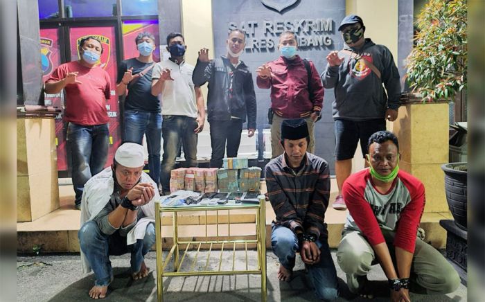 Bawa Kabur Uang Sumbangan untuk Ponpes di Jombang Rp 385 Juta, 3 Tersangka Dicegat di Tol Bawa Kabur Uang Sumbangan untuk Ponpes di Jombang Rp 385 Juta, 3 Tersangka Dicegat di Tol