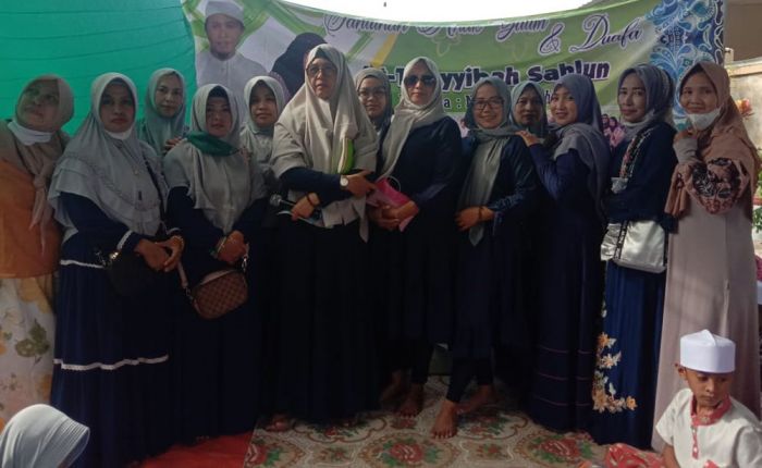 Nyai Iduk Sahlun Beri Bantuan untuk Anak Yatim dan Duafa Terdampak Covid-19 di Bangkalan Nyai Iduk Sahlun Beri Bantuan untuk Anak Yatim dan Duafa Terdampak Covid-19 di Bangkalan