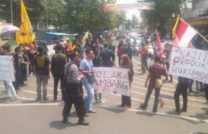 PMII dan GMNI di Jember Gelar Aksi Solidaritas Salim Kancil PMII dan GMNI di Jember Gelar Aksi Solidaritas Salim Kancil