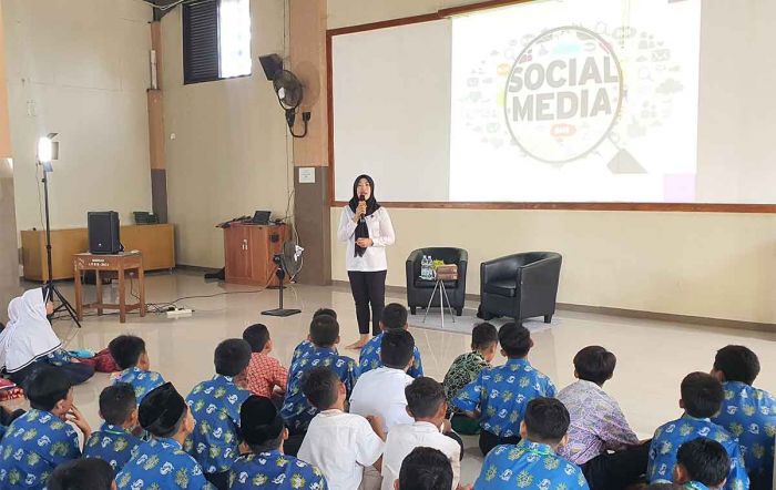 Polisi di Sidoarjo Edukasi Bijak Bermedia Sosial saat MPLS Polisi di Sidoarjo Edukasi Bijak Bermedia Sosial saat MPLS
