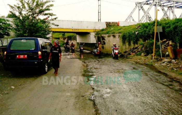 Darurat, Tanggul Kali Porong yang Bocor Diperbaiki Sementara Pakai Sandbag Darurat, Tanggul Kali Porong yang Bocor Diperbaiki Sementara Pakai Sandbag