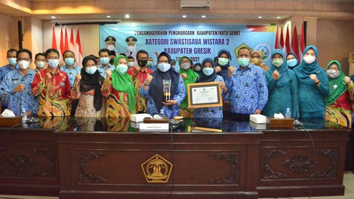 Gresik Raih Penghargaan Kabupaten Sehat Kategori Swasti Saba Wistara Gresik Raih Penghargaan Kabupaten Sehat Kategori Swasti Saba Wistara