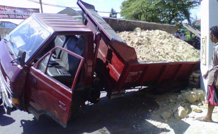 Truk Terguling di depan Rumdis Wabup Sumenep Truk Terguling di depan Rumdis Wabup Sumenep