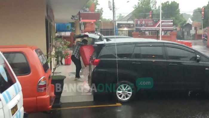3 Staf Pemkab Mojokerto Diperiksa KPK Terkait Kasus TPPU MKP 3 Staf Pemkab Mojokerto Diperiksa KPK Terkait Kasus TPPU MKP