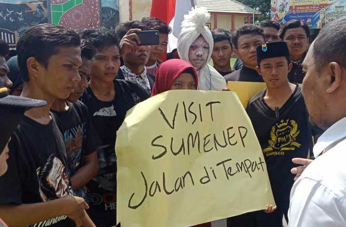Anggap Program Visit Year 2018 Gagal, Mahasiswa Luruk Disparbudpora Sumenep Anggap Program Visit Year 2018 Gagal, Mahasiswa Luruk Disparbudpora Sumenep