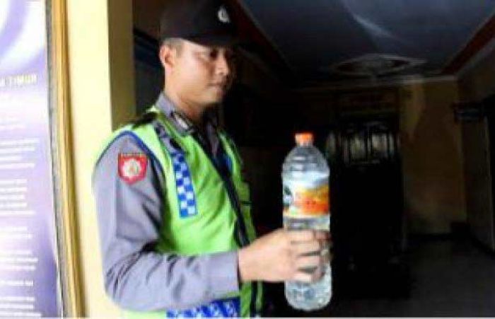 Ditangkap Polisi, Warga Desa Kerek Ngawi Gagal Antarakan 2 Jerigen Miras ke Pelanggan