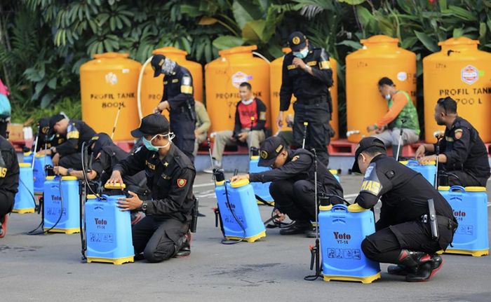 Pemkot Surabaya Lakukan Penyemprotan Disinfektan hingga ke Tingkat RW Pemkot Surabaya Lakukan Penyemprotan Disinfektan hingga ke Tingkat RW