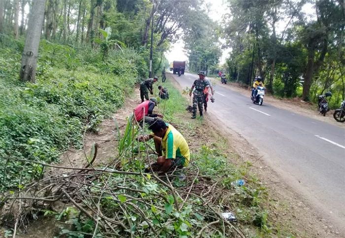 Koramil Singgahan Gelar Penghijauan di Tepi Jalan