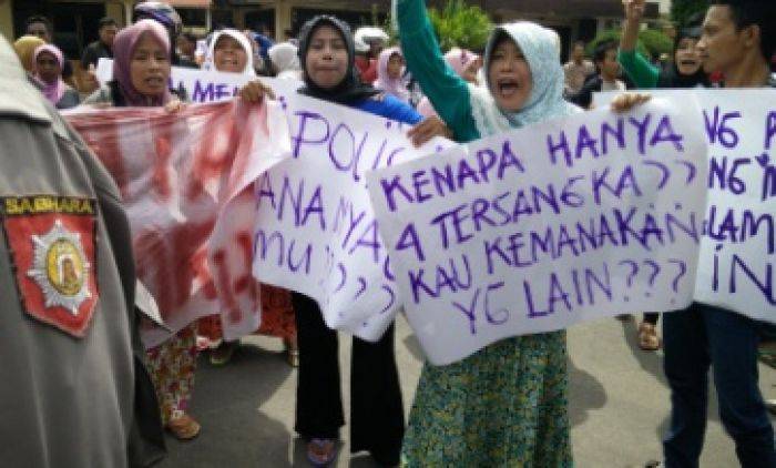 Tak Puas Hanya Empat Tersangka, Keluarga Korban Kepung Mapolres Pamekasan Tak Puas Hanya Empat Tersangka, Keluarga Korban Kepung Mapolres Pamekasan
