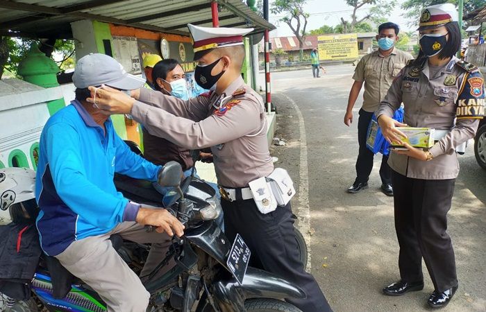 Taat Prokes, Belasan Tukang Ojek Diberi Bingkisan Satlantas Polres Pasuruan