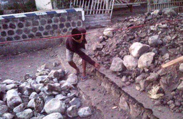 Tabrak Material Proyek Gorong-gorong di Badan Jalan, Seorang Pemotor di Situbondo Tewas Tabrak Material Proyek Gorong-gorong di Badan Jalan, Seorang Pemotor di Situbondo Tewas