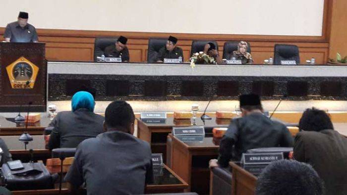 Tujuh Fraksi DPRD Gresik Kompak Soroti Jebloknya PAD di APBD-P 2016 Tujuh Fraksi DPRD Gresik Kompak Soroti Jebloknya PAD di APBD-P 2016