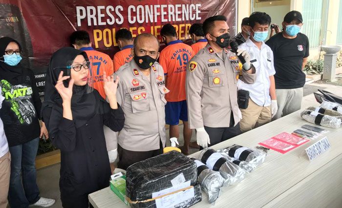 Polres Jember Bekuk Empat Pengedar Ganja Seberat 2,8 Kg Polres Jember Bekuk Empat Pengedar Ganja Seberat 2,8 Kg