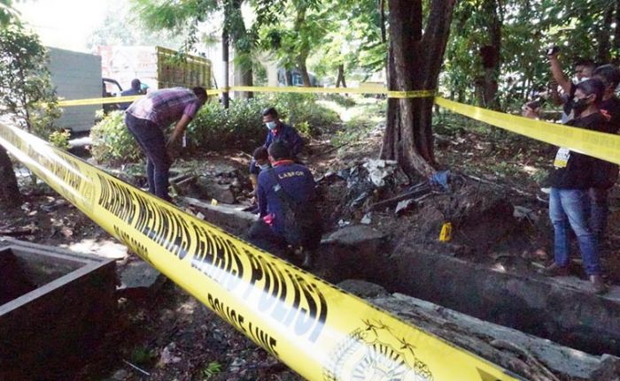 Labfor Polda Jatim dan Polrestabes Surabaya Lakukan Olah TKP Ledakan di Dekat SPBU Tandes Labfor Polda Jatim dan Polrestabes Surabaya Lakukan Olah TKP Ledakan di Dekat SPBU Tandes