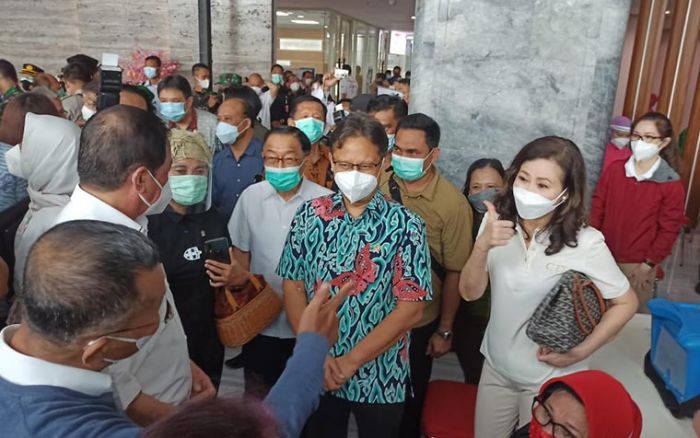 Menkes Tinjau Vaksinasi Lansia di Surabaya, Targetkan 38 Juta Jiwa Divaksinasi Menkes Tinjau Vaksinasi Lansia di Surabaya, Targetkan 38 Juta Jiwa Divaksinasi