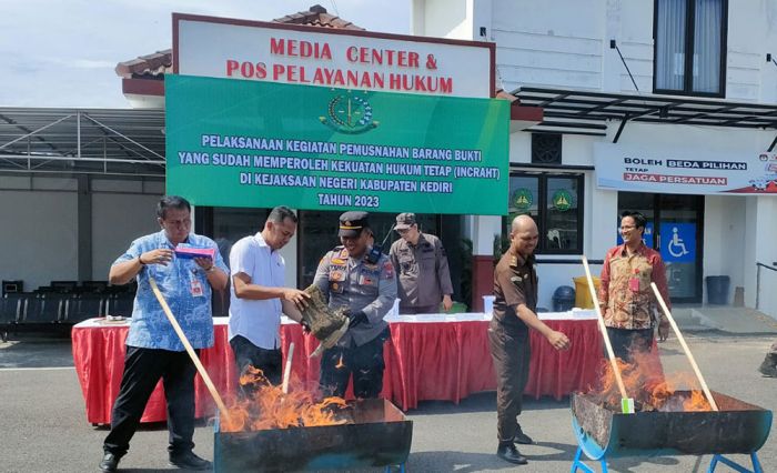 Kejari Kabupaten Kediri Musnahkan Barang Bukti Tindak Pidana, Mulai Uang Palsu hingga Narkoba Kejari Kabupaten Kediri Musnahkan Barang Bukti Tindak Pidana, Mulai Uang Palsu hingga Narkoba