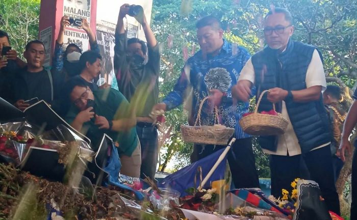 Kunker ke Malang, Zulkifli Hasan Doakan Korban Meninggal Tragedi Kanjuruhan Kunker ke Malang, Zulkifli Hasan Doakan Korban Meninggal Tragedi Kanjuruhan