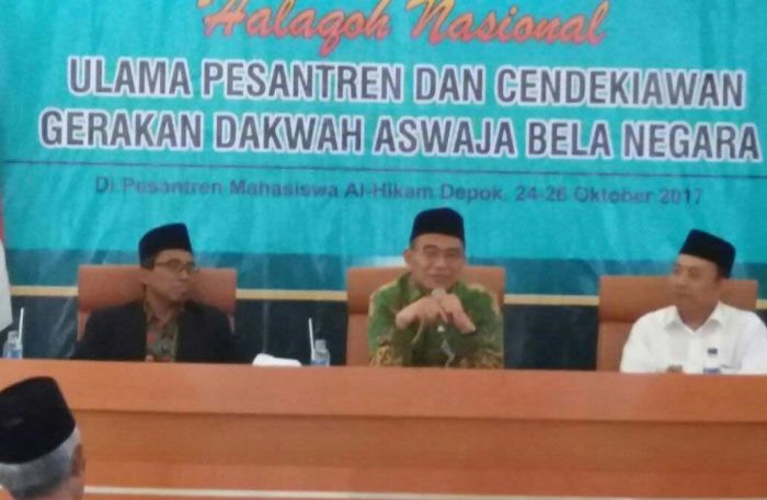 ​Pimpin Tahlil di Makam Kiai Hasyim Muzadi, Mendikbud Cerita Kiai Ahmad Shidiq-Pak AR Berqunut