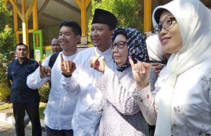 Cabup Pasuruan Gus Irsyad Nyoblos Bersama Keluarga di TPS 02 Purwosari Cabup Pasuruan Gus Irsyad Nyoblos Bersama Keluarga di TPS 02 Purwosari
