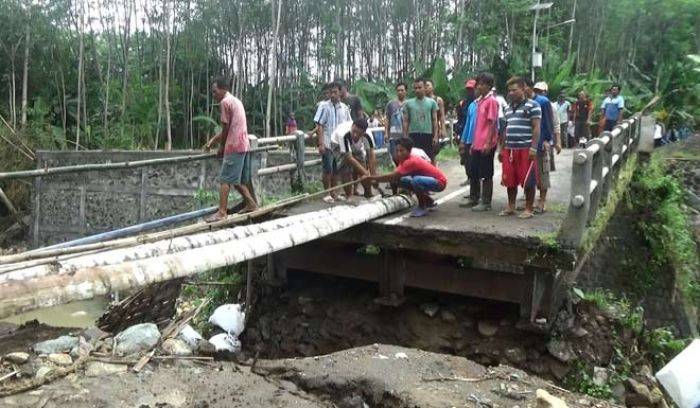 Jembatan Penghubung Antar Desa di Kalidawir Tulungagung Putus, Aktivitas Nelayan Lumpuh Jembatan Penghubung Antar Desa di Kalidawir Tulungagung Putus, Aktivitas Nelayan Lumpuh